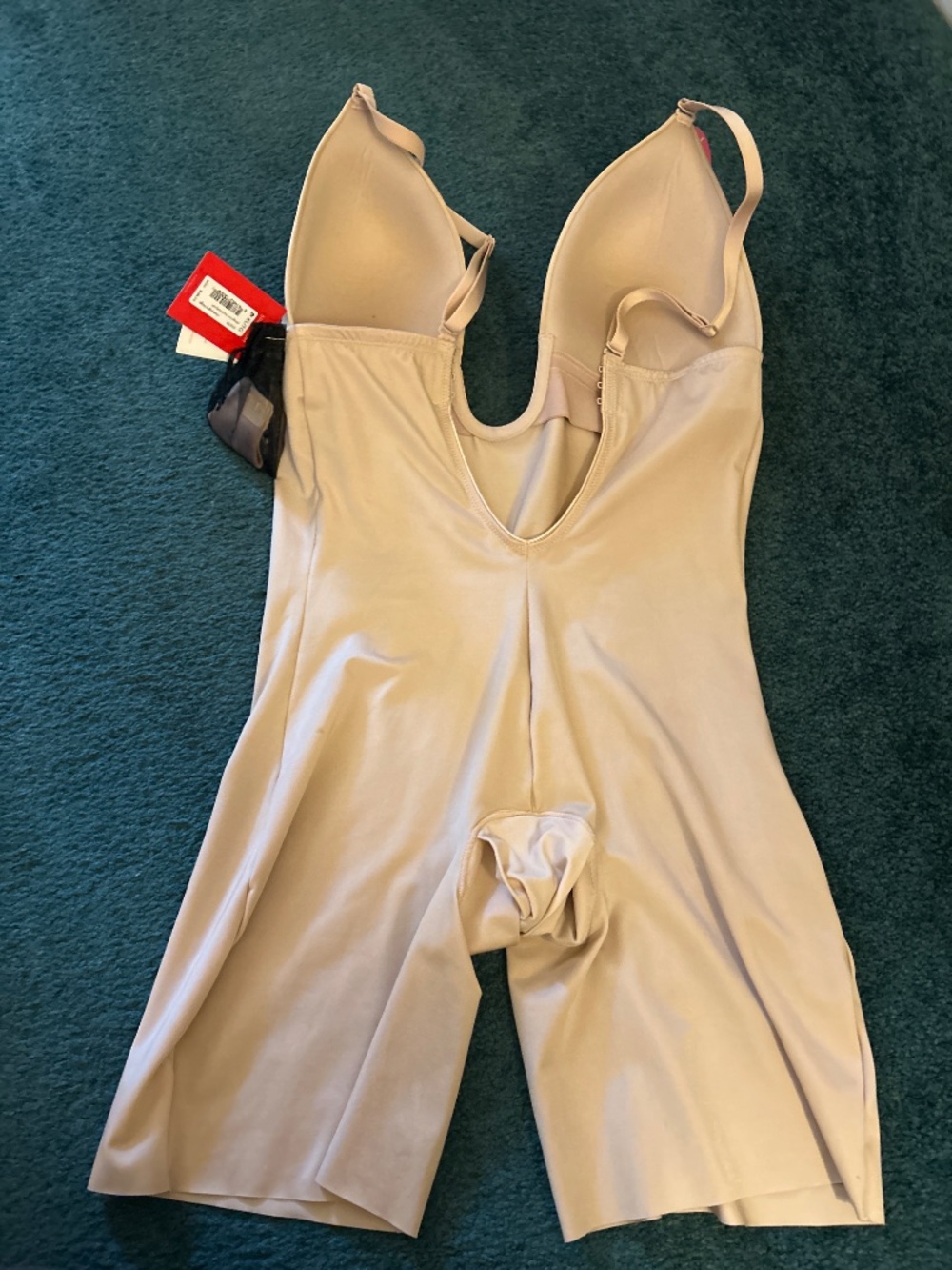 SPANX Suit Your Fancy Plunge Low-Back Bodysuit in Champagne. Size XL. NWT - Picture 4 of 4